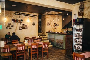 Sarapan ala kontinental setiap hari (EUR 20 per orang)