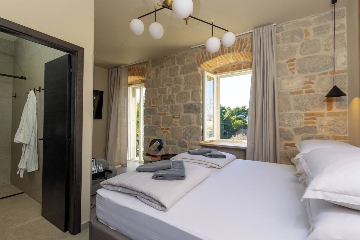 Egyptian cotton sheets, premium bedding, Select Comfort beds, minibar