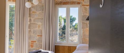 Habitación Grand doble, balcón, vistas parciales al mar | Sábanas de algodón egipcio y ropa de cama de alta calidad