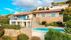 A two-story house with a stone facade, a swimming pool, and a balcony overlooking the pool. - VILLA AURORE6 5 bedrooms, swimming pool, panoramic sea view (Albitreccia)
