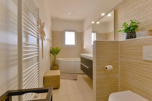 タオル、石鹸、トイレットペーパー