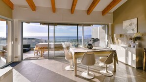 A spacious room with a large sliding glass door leading to a balcony with a city view. - VILLA AURORE6 5 bedrooms, swimming pool, panoramic sea view (Albitreccia)