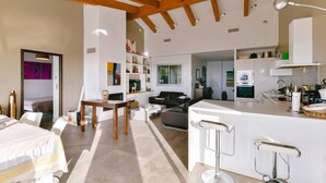 A spacious living area with a kitchen, dining area, and a bar. - VILLA AURORE6 5 bedrooms, swimming pool, panoramic sea view (Albitreccia)