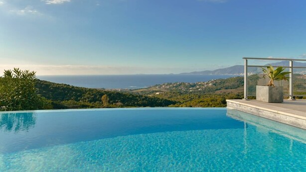 An infinity pool with a clear view of the sea and hills. - VILLA AURORE6 5 bedrooms, swimming pool, panoramic sea view (Albitreccia)