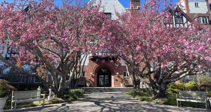 Historic Montauk Manor Summer 2-BR Duplex 20 ft. Ceilings Condo, AC, WiF,