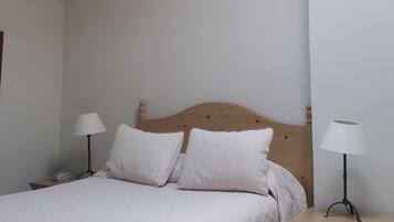 2 bedrooms, iron/ironing board, WiFi