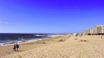 Una spiaggia nelle vicinanze, sabbia bianca, ombrelloni