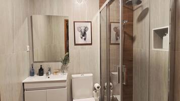 Double Room, Courtyard View | Bathroom | Free toiletries, hair dryer, bathrobes, slippers