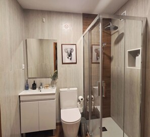 Double Room, Courtyard View | Bathroom | Free toiletries, hair dryer, bathrobes, slippers - Guest House da Mata (A Ver-o-Mar)