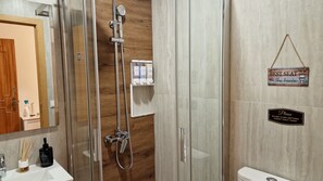 Triple Room, Courtyard View | Bathroom - Guest House da Mata (A Ver-o-Mar)