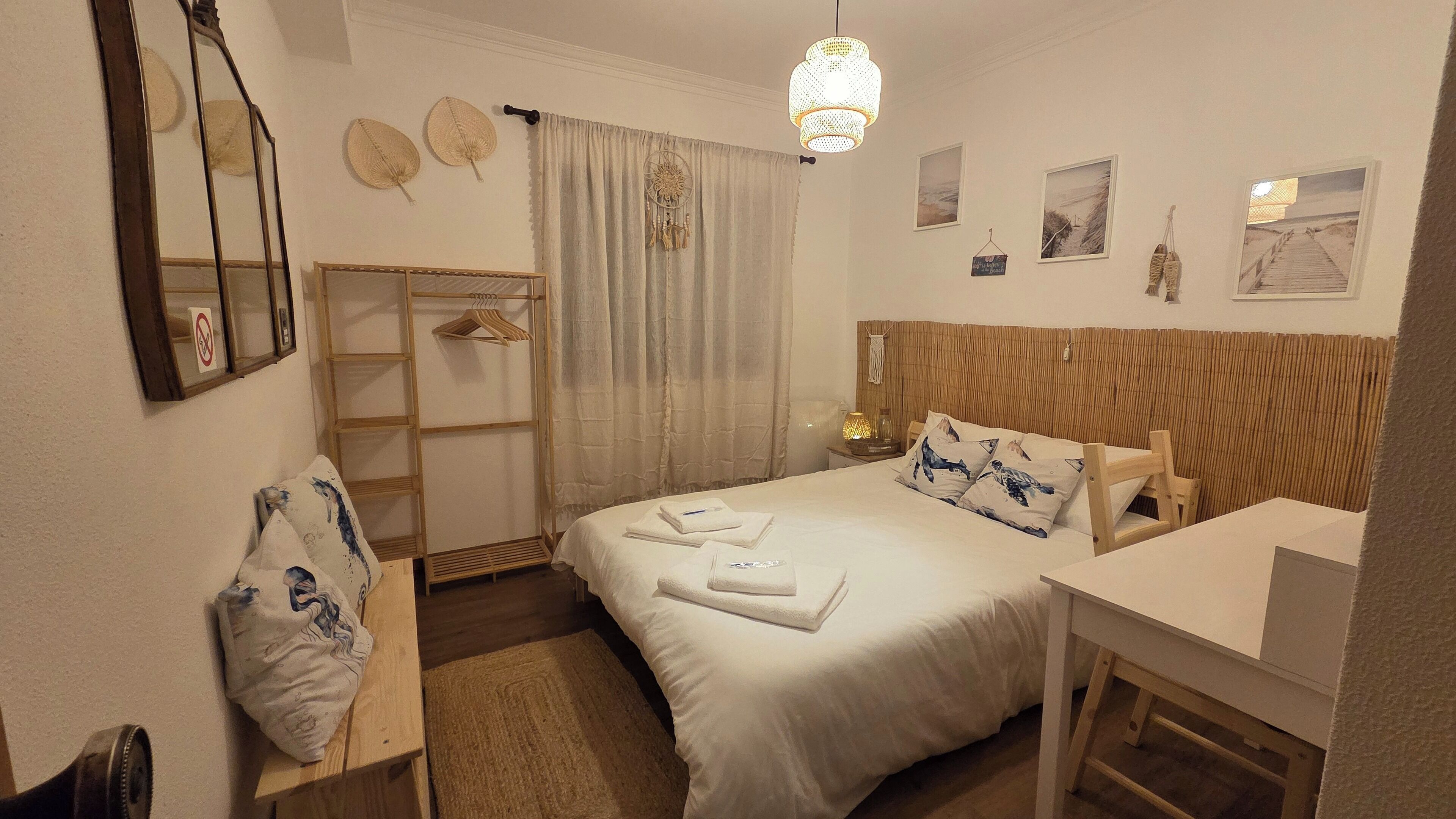 Doppelzimmer, Blick auf den Innenhof | Individuell dekoriert, individuell eingerichtet, Schreibtisch