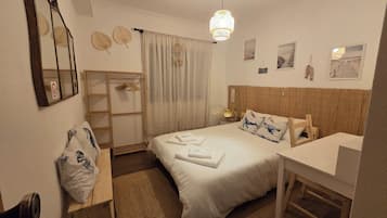 Doppelzimmer, Blick auf den Innenhof | Individuell dekoriert, individuell eingerichtet, Schreibtisch