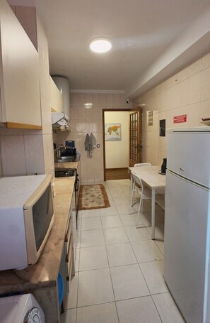 Full-sized fridge, microwave, oven, stovetop