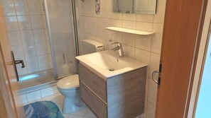 Dusche, Handtücher, Toilettenpapier