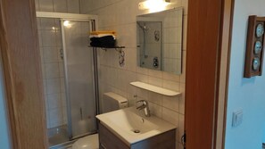 Shower, towels, toilet paper - Vacation apartment Haus Dorothee *** (Winterberg)