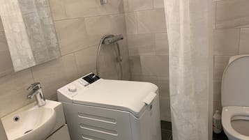 Apartment | Bathroom | Shower, towels, toilet paper