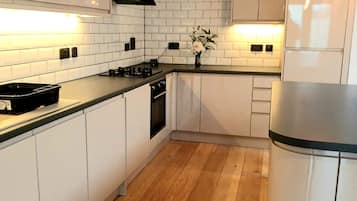 Microwave, oven, dishwasher, cookware/dishes/utensils