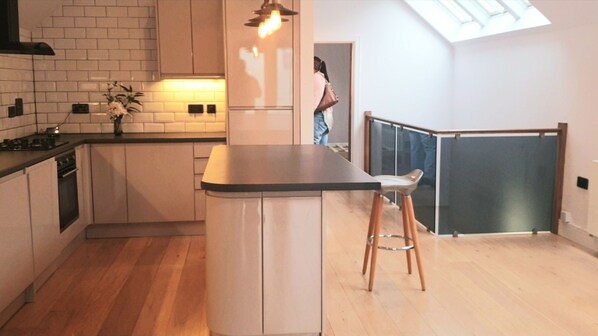 Microwave, oven, dishwasher, cookware/dishes/utensils