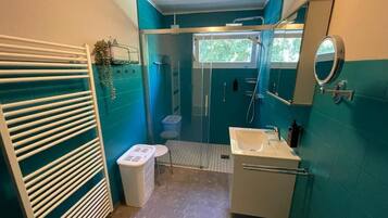 ฝักบัว, ไดร์เป่าผม, ผ้าเช็ดตัว, สบู่