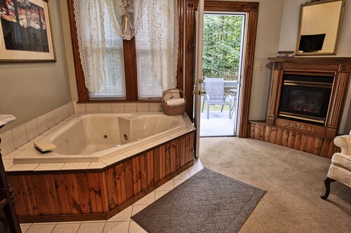 Lake George area Victorian Inn - sleeps 24 - Firepit - A/C - Breakfast included!