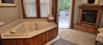 Lake George area Victorian Inn - sleeps 24 - Firepit - A/C - Breakfast included!