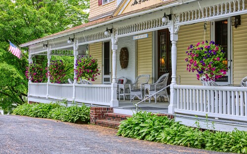 Lake George area Victorian Inn - sleeps 24 - Firepit - A/C - Breakfast included!