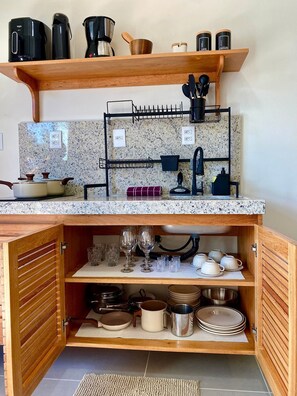 Réfrigérateur, four, cafetière/bouilloire