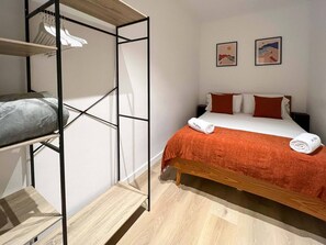 3 slaapkamers, een strijkplank/strijkijzer, gratis wifi, beddengoed