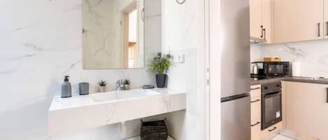 Jääkaappi, mikroaaltouuni, uuni, liesi