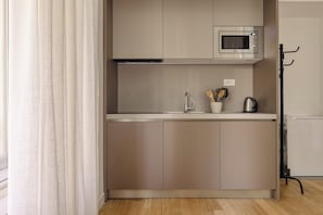 Studio | Cuisine privée | Bouilloire électrique, tables à manger