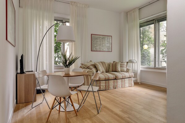 Standard Studio | Living area | 43-inch plasma TV with digital channels - JOIVY Studio Near Pinacoteca Brera (Milan)