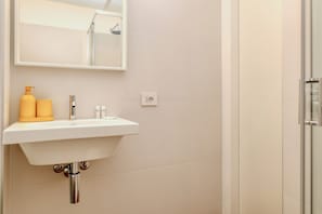 Studio | Kylpyhuone | Ilmaiset hygieniatuotteet, bidee