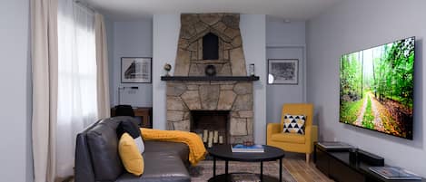 Una Smart TV, videojuegos, un reproductor de DVD, libros