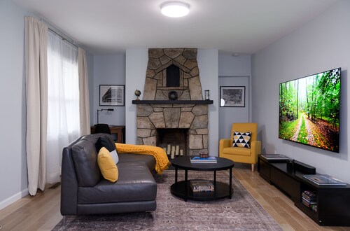 'Croton Quarters' - Comfortable Apt with Modern Amenities near Food, NYC Close!