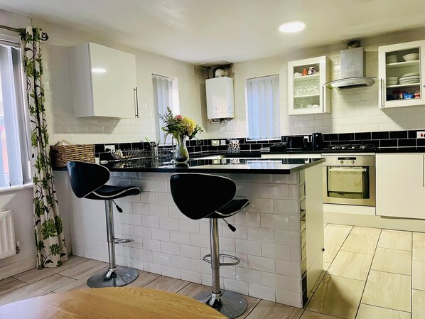 Fridge, microwave, oven, stovetop - Stylish 4-Bed Retreat – 15 Mins to AO Arena & Manchester City Centre!" (Gorton)