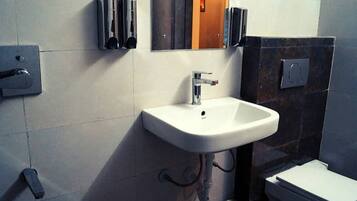 基础客房 | 浴室 | 淋浴设施、毛巾、肥皂、洗发水