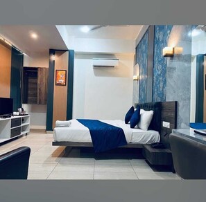 Basic Room | Desk, laptop workspace, free WiFi - HOTEL TRAVAASA (Jaipur)