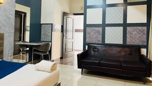 Basic Room | Desk, laptop workspace, WiFi (free) - HOTEL TRAVAASA (Jaipur)