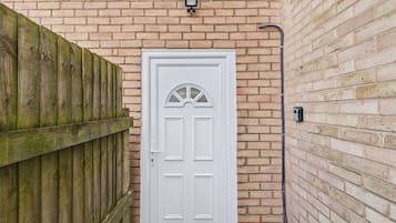 Room, 1 Bedroom | Property entrance