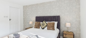 Room-modern Guest Room in West Midlands