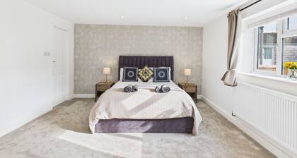 Room-modern Guest Room in West Midlands