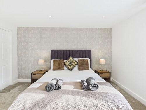 Room-modern Guest Room in West Midlands