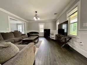 Smart TV - Charming 3-bedroom house in Bridgewater with AC (Bridgewater)