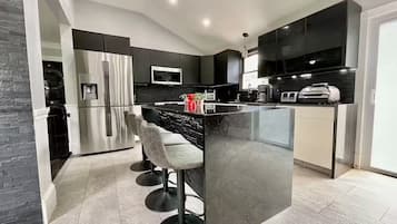 Geladeira, micro-ondas, fogão, cooktop