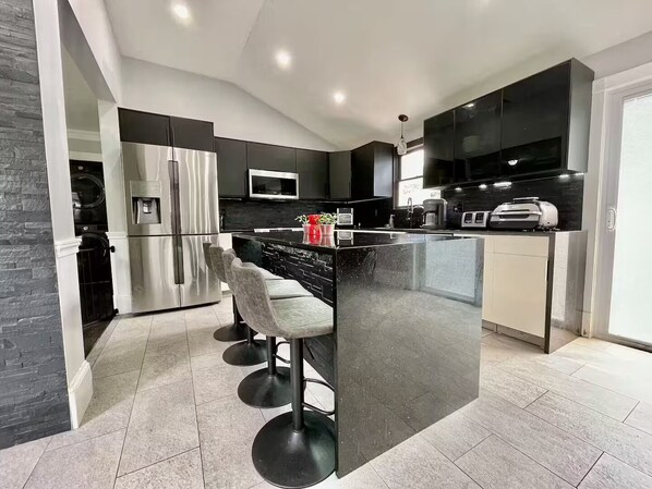 Fridge, microwave, oven, stovetop - Charming 3-bedroom house in Bridgewater with AC (Bridgewater)