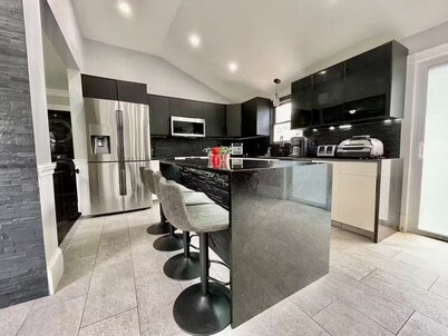 Modern Luxurious Home 5-bed