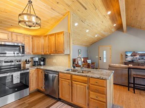 Frigorifero, microonde, forno, piano cottura