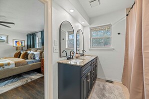 3 bedrooms, desk, iron/ironing board, travel crib