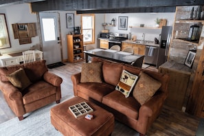 Smart TV, books - Bear Cub Barn, Bolton Landing (Bolton landing)