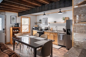 Fridge, microwave, oven, stovetop - Bear Cub Barn, Bolton Landing (Bolton landing)